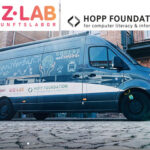 Begeisterbus mit Logos Zlab und Hopp Foundation