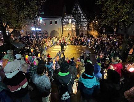 St. Martin in der Innenstadt Obergrombach mit Burgschule und Besucher