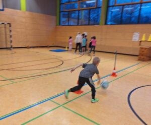 Schüler mit Handball beim Spiel